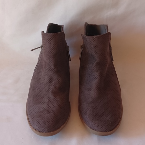 Universal Threads Dark Brown Faux Suede Perforated Ankle Boots Booties Size 8 - Picture 2 of 7